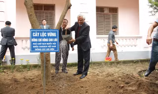 Phó Chủ tịch Quốc hội Uông Chu Lưu trồng cây lưu niệm tại khuôn viên Tổng Cty nhân kỷ niệm 55 năm ngày thành lập Tổng Cty và đón nhận Huân chương Ðộc lập hạng Nhất tháng 12/2015.