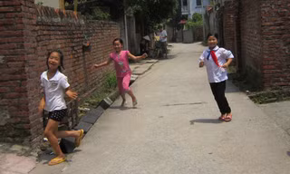 Những đứa trẻ vui chơi tại thôn Đông Mai. Ảnh: Nguyễn Hoài.