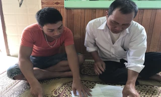 Ông Dũng đang cho ông Trương Quang Hiển xem nội dung đơn tố cáo Mai Xuân Hiển.