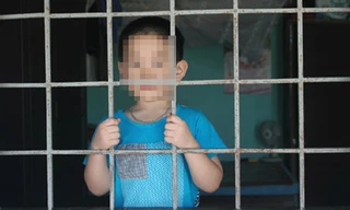 Việc trẻ em bị nhốt trong nhà một mình sẽ đối mặt với nhiều tai nạn thương tâm, thậm chí là mất cả tính mạng (Ảnh minh họa).