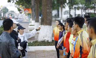 Các HLV đoàn Khánh Hòa hướng dẫn các học trò trước khi bước vào buổi tập sáng trên vùng đất Ban Mê. Ảnh: Như Ý.