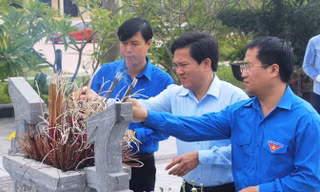 Thắp hương tri ân Anh hùng Lý Tự Trọng.