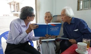 Chuẩn tướng Nguyễn Hữu Hạnh (ngồi giữa), ông Kiều Xuân Long (bên trái) và tác giả. Ảnh: Mai Khanh.