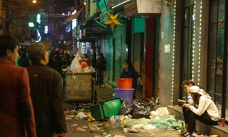 Rác thải ngập đường sau giao thừa.