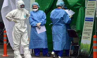 Các nhân viên y tế mặc trang phục bảo hộ tại các điểm cách ly phục vụ bệnh nhân MERS tại Bệnh viện Đại học Konkuk, Seoul.