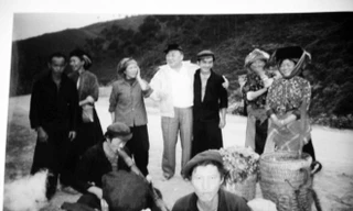 Vương lão đồng chí (áo trắng) với người trẻ người Mông. Ảnh: XB