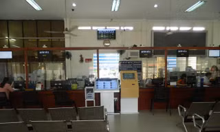 Phòng tiếp nhận và hoàn trả kết quả giải quyết hồ sơ thủ tục hành chính thuộc Văn phòng UBND quận Bình Thạnh vắng hoe (ảnh chụp lúc 15 giờ ngày 21/2) vì ít người dân đến làm thủ tục ngày đầu Xuân. Ảnh: Huy Thịnh.