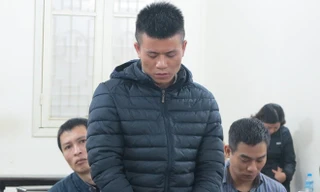 Thám (đứng), Văn (trái) và Khang tại tòa