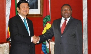 Tổng thống Mozambique Filipe Jacinto Nyusi đón Chủ tịch nước Trương Tấn Sang tại phủ Tổng thống. Ảnh: TTXVN.