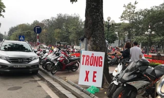 Bãi gửi xe vườn hoa Cảm Tử (đối diện đền Ngọc Sơn).