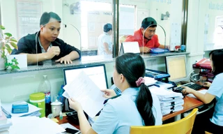 Nộp thuế điện tử qua ngân hàng, DN tiết kiệm được chi phí, thời gian, thông quan hàng hóa nhanh hơn. Ảnh: Tuấn Nguyễn.