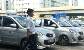 Theo Sở GTVT Hà Nội, sau quý II/2018 nếu DN taxi không tham gia trung tâm điều hành chung sẽ bị đề nghị cắt dịch vụ tổng đài.