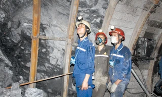 Nguyễn Trọng Thái (người đứng trước) cùng đồng đội quan sát tìm cách vượt khay gặp đá.