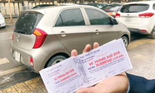 Ngoài thu giá vé cao và không đúng quy định cho xe 5 chỗ, Cty Huy Khánh còn không xuất trình giấy phép trông xe ở phủ Tây Hồ khi đoàn kiểm tra yêu cầu.