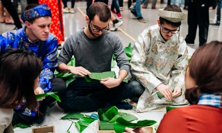 Các bạn sinh viên quốc tế hào hứng tham gia gói bánh chưng Tết.