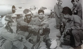 Phi công Nguyễn Đức Soát (thứ 2 từ trái sang) đang trò chuyện cùng đồng nghiệp. Ảnh: TL.