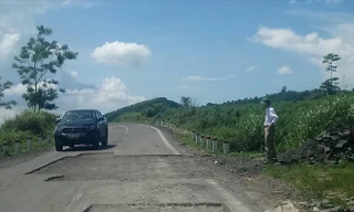 Ðường Trường Sơn Ðông bị hư hỏng để lại những hố sâu nguy hiểm.