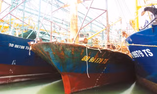 Tàu vỏ thép ở Bình Định bị hư hỏng. Ảnh: Hồng Vĩnh.