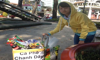 Khánh Phương với thùng nước giải khát đắt khách vào những ngày nắng oi bức. Ảnh: H.H.