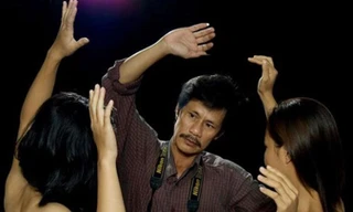 Nhiếp ảnh gia Thái Phiên cùng người mẫu.