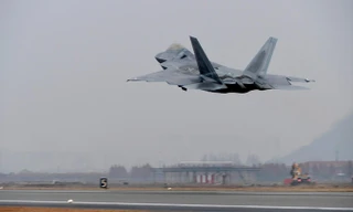 Một máy bay chiến đấu F-22 Raptor của Không quân Mỹ cất cánh từ sân bay Gwuangju, Hàn Quốc hôm 4/12. Ảnh: Yonhap.
