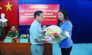 Đại diện VKSND tỉnh tặng hoa cho ông Phan Chí Lộc. Ảnh: T.H.