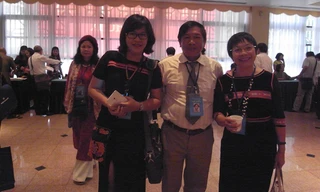 Nhà văn Khuất Quang Thụy - Trưởng ban Kiểm tra Hội Nhà văn VN, Tổng biên tập báo Văn Nghệ với các nhà văn nữ dân tộc: Nhà văn Niê Thanh Mai (trái), nhà văn Linh Nga Niê Kdăm (phải).