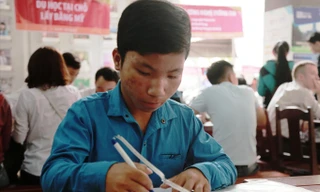 Hồ Xuân Sang làm thủ tục nhập học tại ĐH Duy Tân. Ảnh: Nhật Hạ.