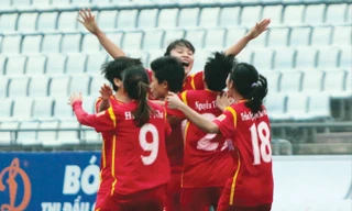 Các cầu thủ nữ TPHCM ăn mừng danh hiệu vô địch lần thứ 3 liên tiếp trước khán đài trống vắng khán giả. Ảnh: VSI.