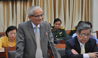 GS.NGND. Phan Huy Lê trình bày nhiều thành tựu mới trong nghiên cứu lịch sử và thông tin về bộ quốc sử 25 tập. Ảnh: T.Toan.