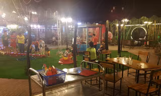 Trẻ em ở phường Trung Hòa (Cầu Giấy) chơi trong “Vườn Bia Phúc Thanh Garden”.