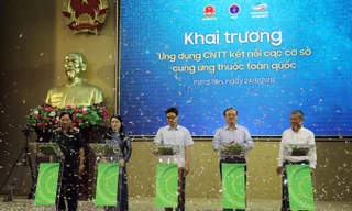 Phó Thủ tướng Vũ Ðức Ðam và Bộ trưởng Nguyễn Thị Kim Tiến nhấn nút khai trương Ứng dụng Công nghệ Thông tin kết nối các cơ sở cung ứng thuốc toàn quốc.