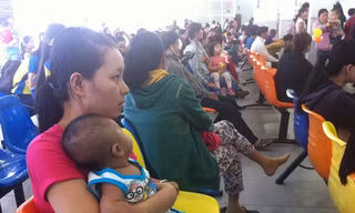 Người dân đến Viện Pasteur TPHCM chích ngừa được thông báo một số vắc xin dịch vụ đã hết hàng. Ảnh: Quốc Ngọc.