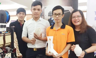 Nhóm bạn trẻ trường ĐH Công nghệ TPHCM sử dụng máy in 3D,chế tạo ra chiếc khung xương hỗ trợ cho các bệnh nhân gãy chân. Ảnh: NVCC.