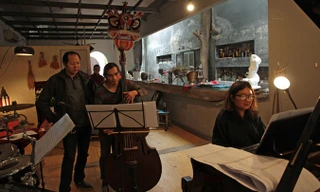 Đặng Tuệ Nguyên cùng Phó An My và các nghệ sĩ tập luyện cho đêm Độc hành. Ảnh: N.M.Hà.