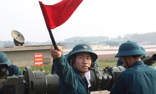 Tiểu đội trưởng Dương Mạnh Hùng (Máy chỉ huy K59-03) chỉ huy tiểu đội sục sạo mục tiêu trên không và mặt nước để tính phần tử bắn truyền cho pháo trong chiến đấu.