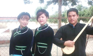 Anh Tân cùng cây đàn tính tự tay chế tác.