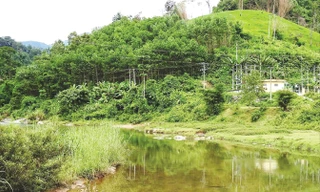 Sông Nước Lah - nơi đang được đề xuất sẽ xây dựng nhà máy thủy điện Nước Lah. Ảnh: H. Văn.