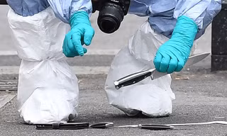 Những con dao tại hiện trường vụ tấn công bằng dao gần tòa nhà Quốc hội Anh tuần trước. Ảnh: Getty Images.