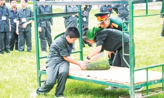 Học sinh hào hứng tham gia học kỳ quân đội dịp hè. Ảnh: Hồng Vĩnh.