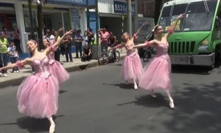 Múa ballet trên đường phố.