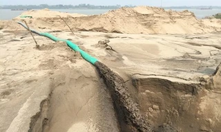 'Sa mạc' cát bủa vây đê sông Hồng: Biểu hiện lợi ích nhóm