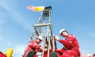 Vững tay chèo đưa PVEP vượt sóng cả