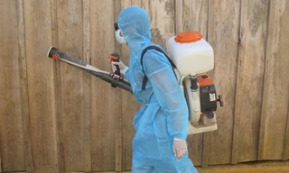 Nhân viên y tế phun dập dịch tại thôn 8A và 8B xã Phước Lộc (Phước Sơn).