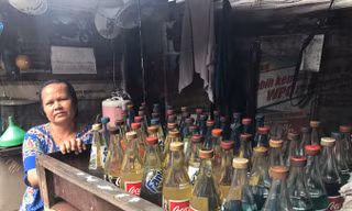 Một điểm bán xăng trong khu phố nghèo ở Jakarta. Xăng được đựng trong những vỏ chai nước ngọt đã qua sử dụng. Ảnh: NP.