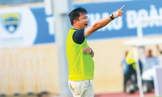 HLV Đinh Hồng Vinh sẽ chỉ huy các cầu thủ Cần Thơ chống lại đội bóng quê nhà HAGL. Ảnh: VSI.