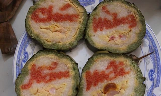 Chiếc bánh tét của chị Phương bên trong có chữ ý nghĩa ngày Tết.