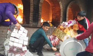 Lượng hàng mã tương đương hàng tỷ đồng mỗi năm hóa ra tro ở điểm nóng đền Bà chúa Kho. Ảnh: T.Toan.