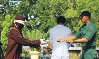 Cảnh phạt roi ở Banda Aceh. Ảnh: CNN.