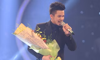 Trọng Hiếu trình diễn bài hát của người chiến thắng trong đêm trao giải Việt Nam Idol 2015. Ảnh: BTC.